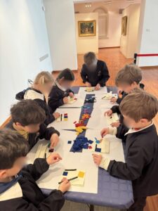 Il gruppo della prima B dell'Educandato Uccellis in visita a Casa Cavazzini